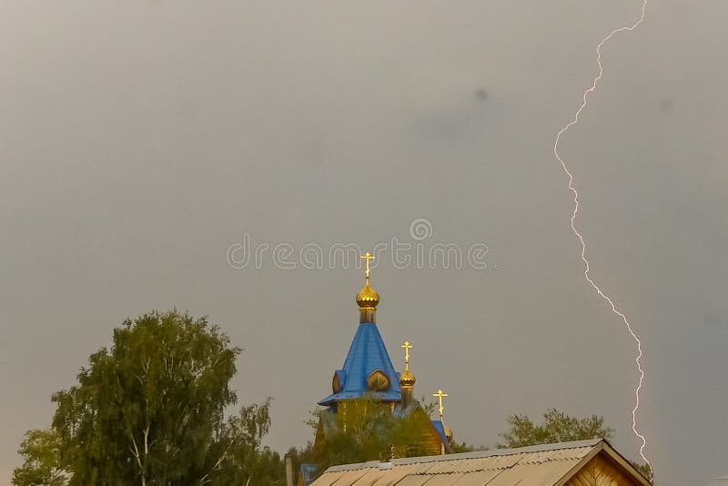 Молния во время грозы в небе над куполом и чр стоковые изображения