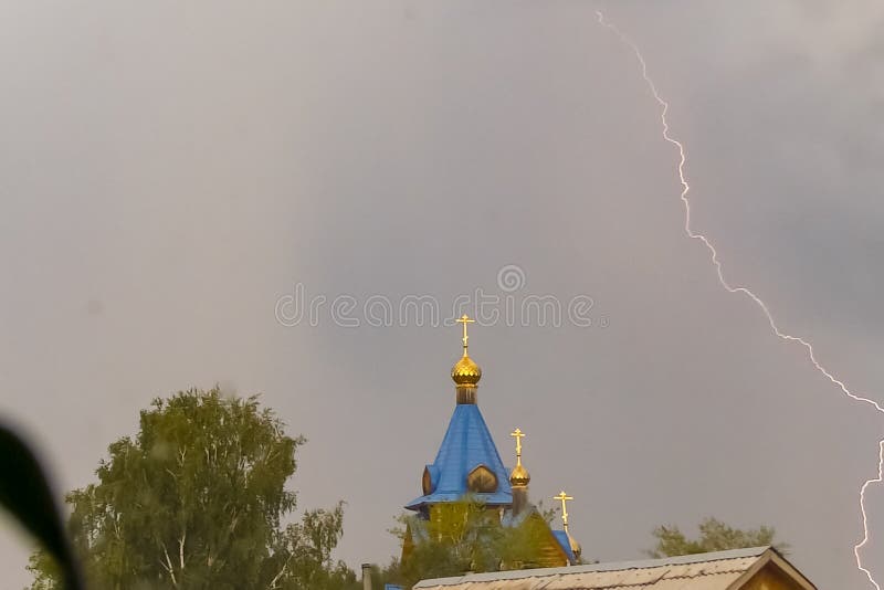 Молния во время грозы в небе над куполом и чр стоковые фотографии rf