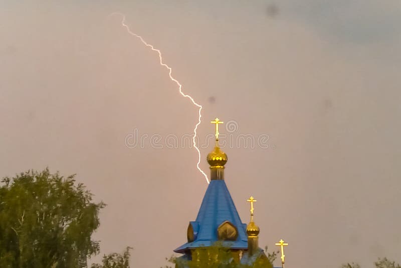 Молния во время грозы в небе над куполом и чр стоковые изображения