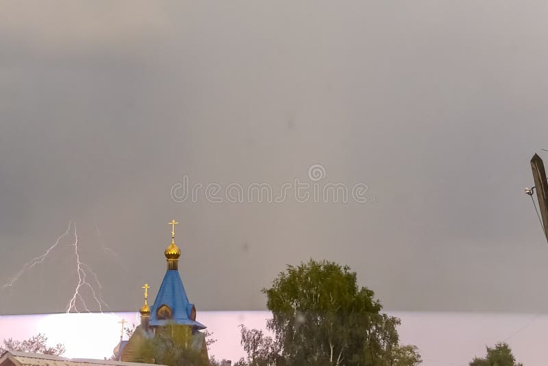 Молния во время грозы в небе над куполом и чр стоковые изображения
