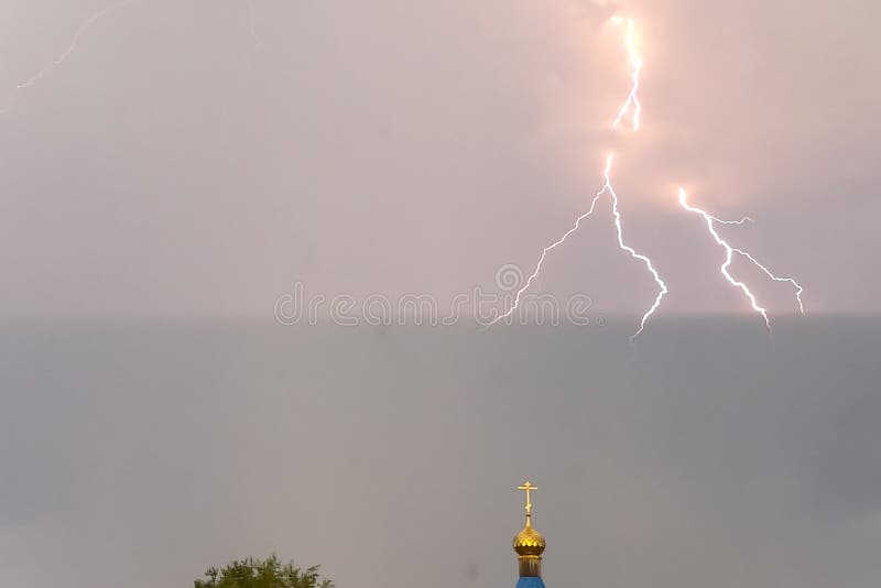 Молния во время грозы в небе над куполом и чр стоковые изображения