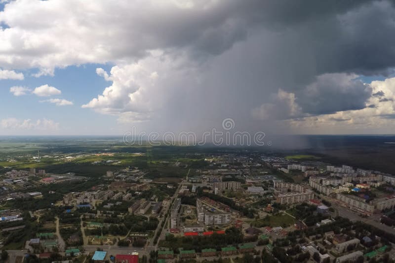Молния во время грозы на небе. Природное явление o стоковая фотография