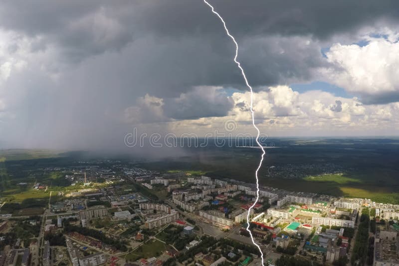 Молния во время грозы на небе. Природное явление стоковая фотография rf