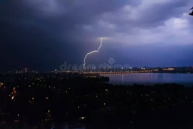 Молния во время грозы на небе. Природное явление стоковое изображение