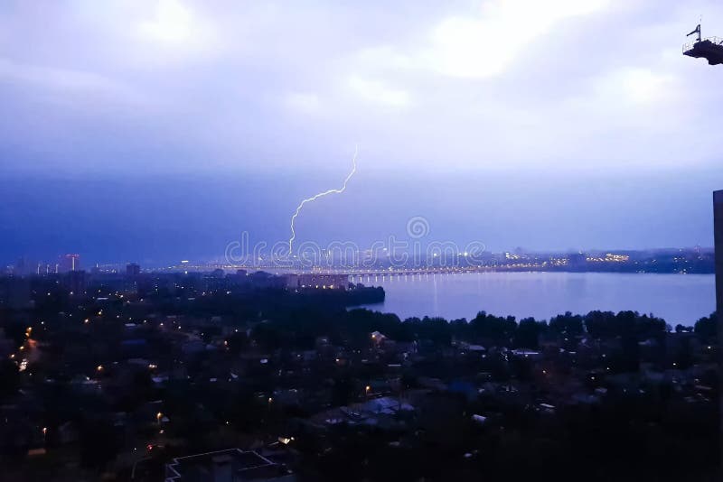 Молния во время грозы на небе. Природное явление стоковые изображения rf