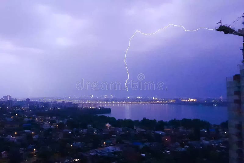 Молния во время грозы на небе. Природное явление стоковое фото