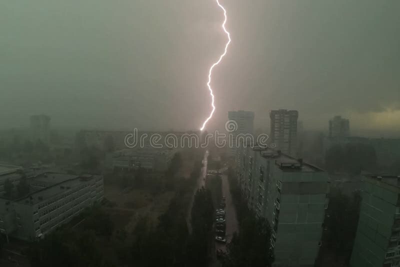 Молния во время грозы на небе. Природное явление стоковое фото rf