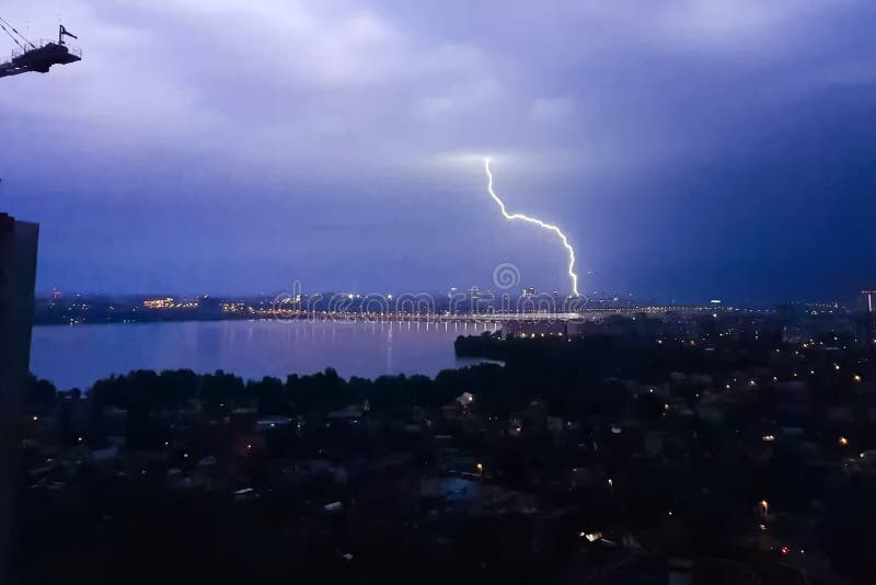 Молния во время грозы на небе. Природное явление стоковое фото