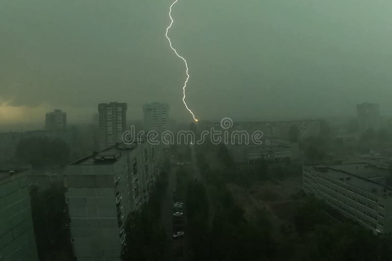 Молния во время грозы на небе. Природное явление стоковые изображения rf