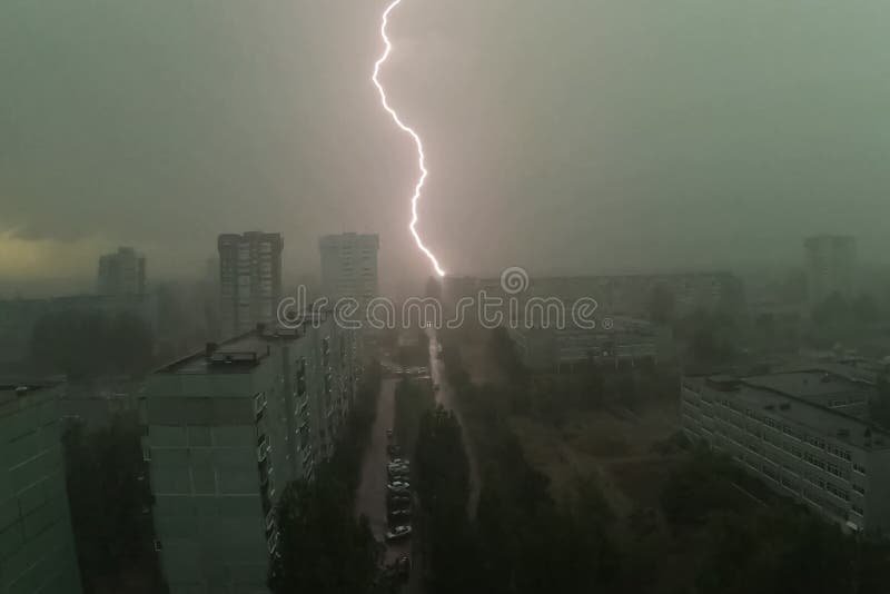 Молния во время грозы на небе. Природное явление стоковая фотография
