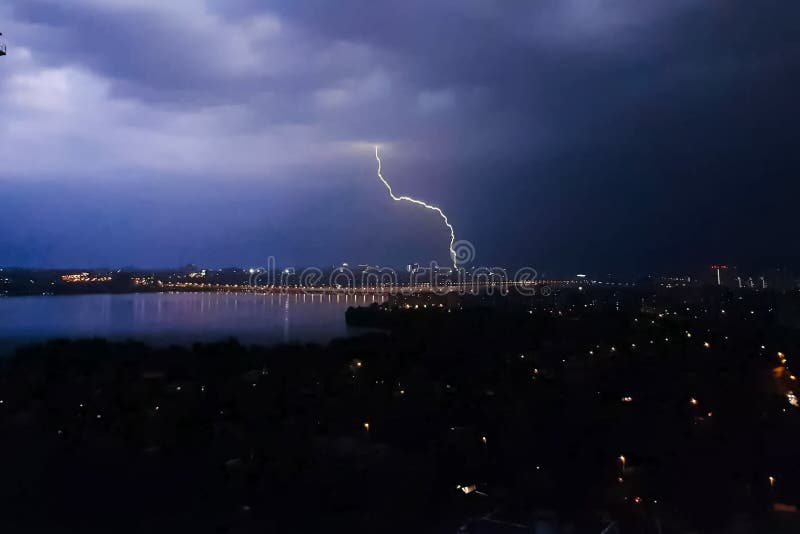 Молния во время грозы на небе. Природное явление стоковая фотография rf