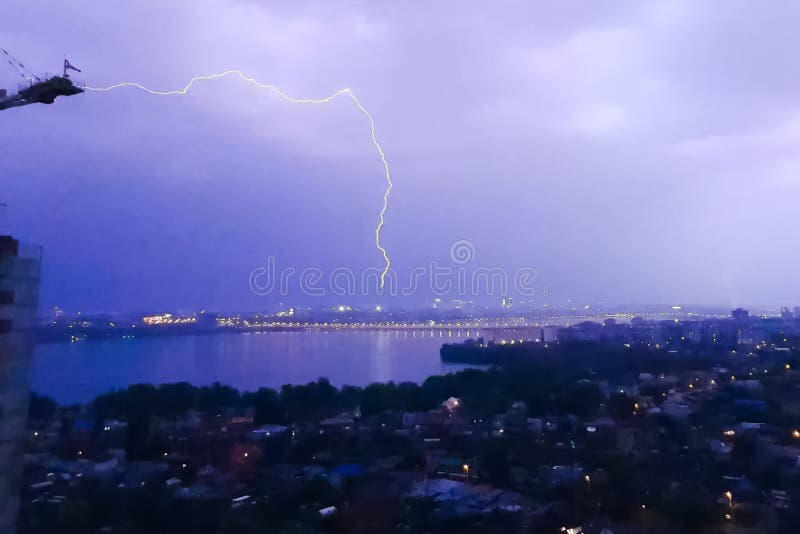 Молния во время грозы на небе. Природное явление стоковые изображения