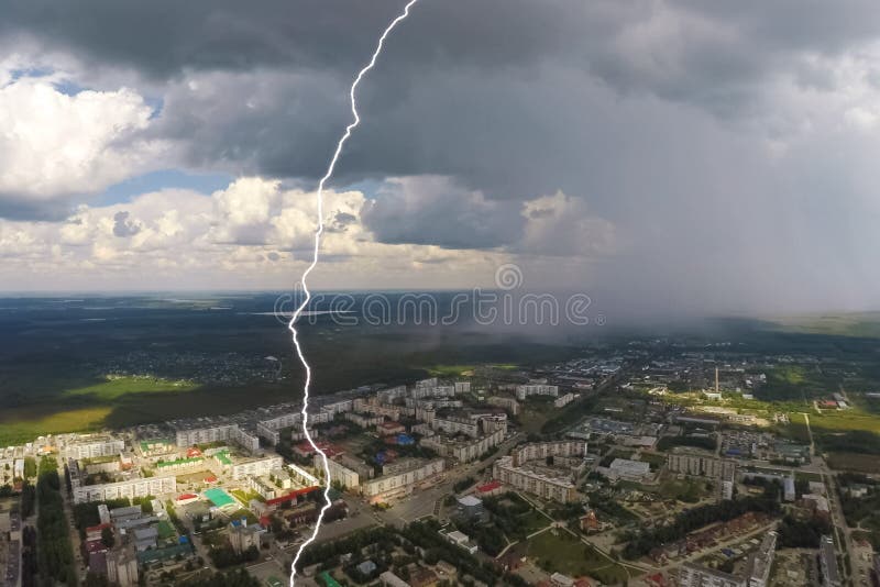 Молния во время грозы на небе. Природное явление стоковые фотографии rf
