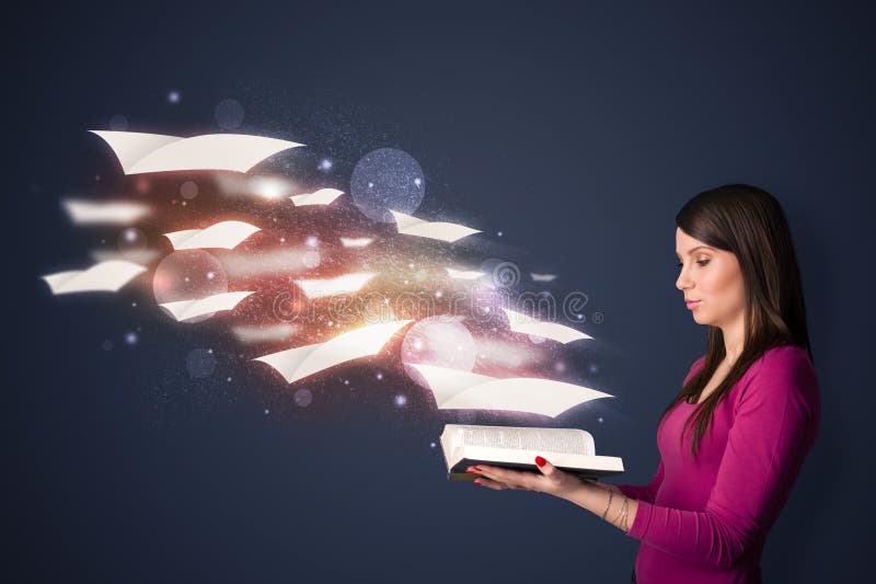 Молодая дама читая книгу при листы летания приходя из книги стоковые фото