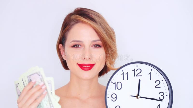 Молодая девушка redhead с большими часами и деньгами видеоматериал
