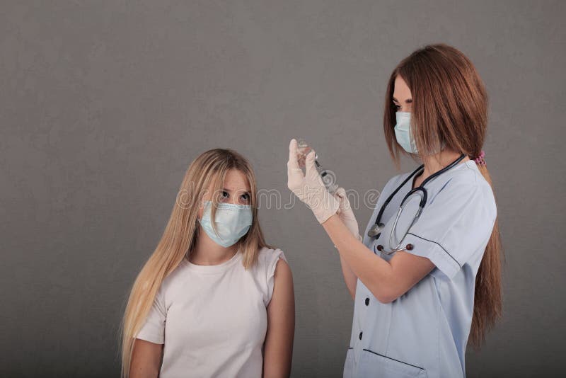молодая девушка пришла, чтобы получить вакцину. доктор набирает инъекцию. covid19 стоковая фотография rf