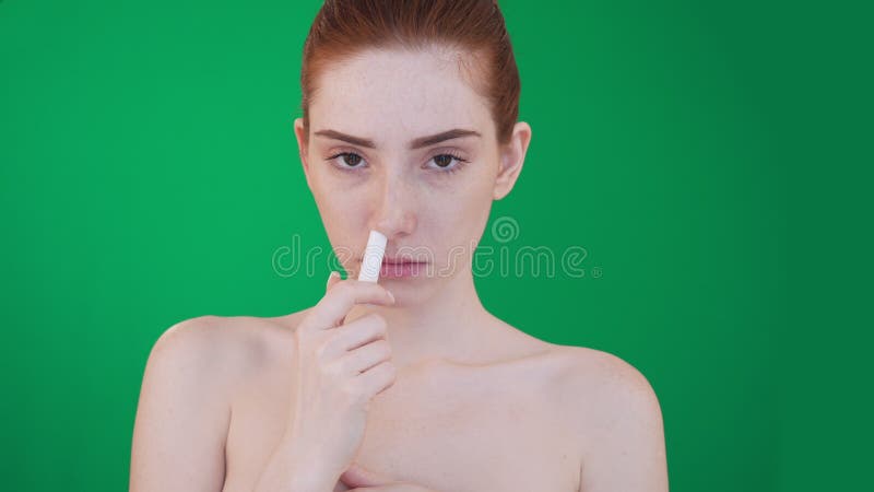 Молодая женщина redhead с преграженным носом используя ручку вдыхания сток-видео