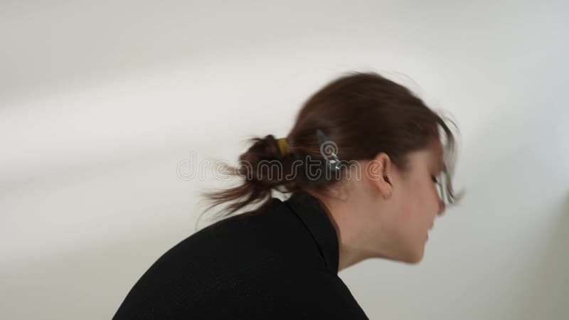 Молодая женщина в черной одежде, танцующая современник на белом фоне сток-видео