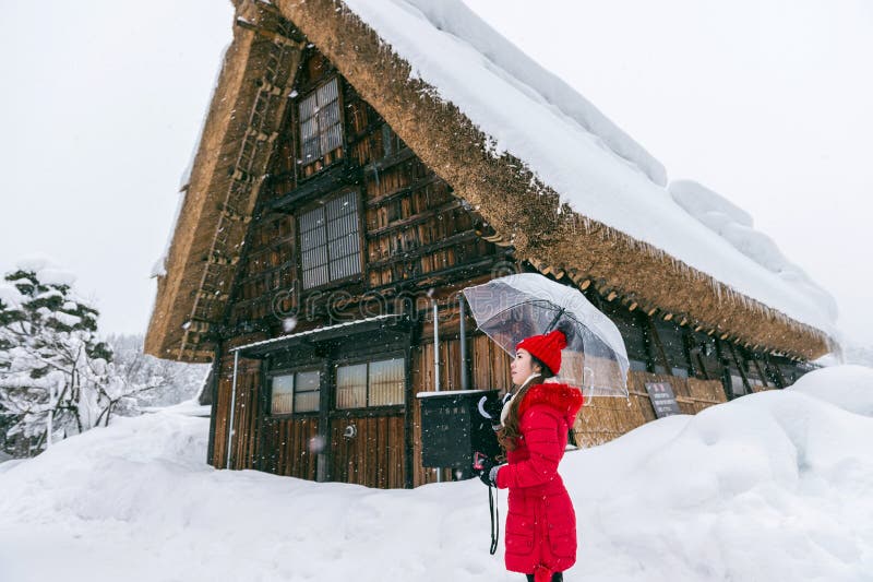 Молодая женщина внутри Shirakawa-идет деревня в зиме, места всемирного наследия ЮНЕСКО, Япония стоковая фотография rf