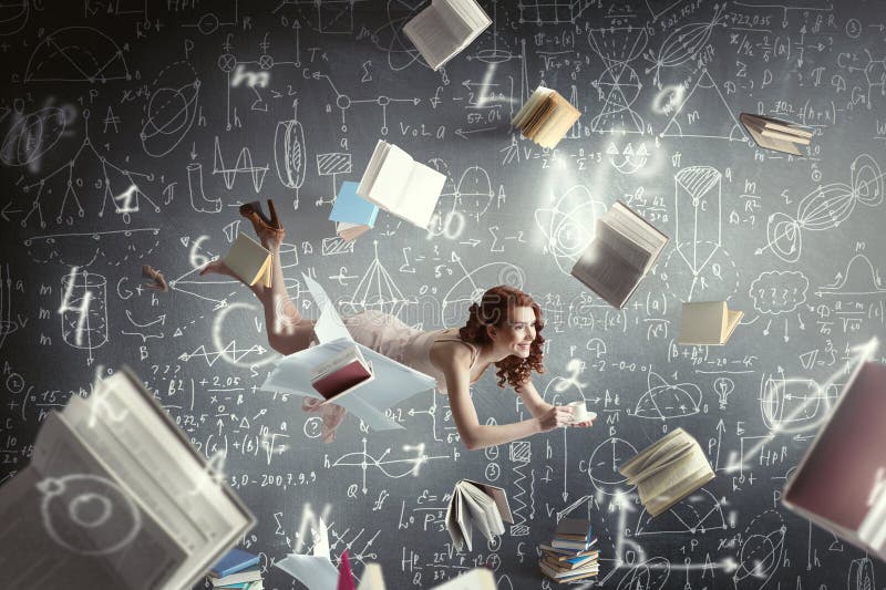 Молодая женщина левитирует, читая книгу стоковое изображение