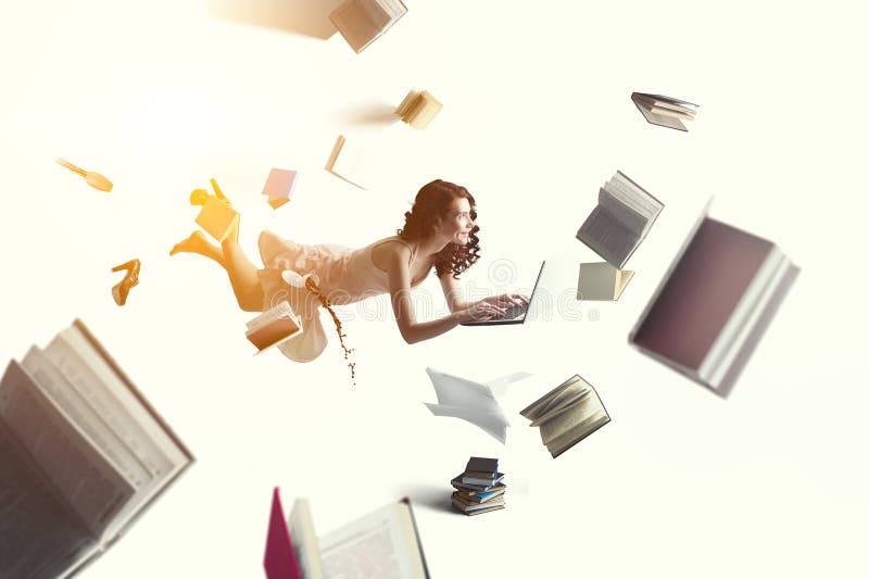 молодая женщина левитирует, читая книгу стоковое изображение rf