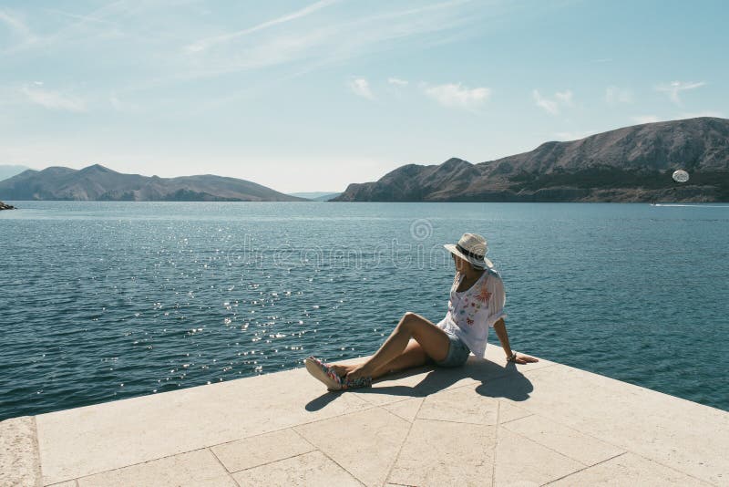Молодая женщина наслаждается каникулами Гавань Baska, остров Krk Красивый вид островов мои другие видят работы каникул лета Краси стоковое изображение rf Молодая женщина наслаждается каникулами Гавань Baska, остров Krk Красивый вид островов мои другие видят работы каникул лета Краси стоковое изображение rf