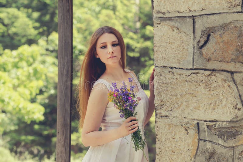 Молодая женщина с Wildflowers стоковые фото Молодая женщина с Wildflowers стоковые фото