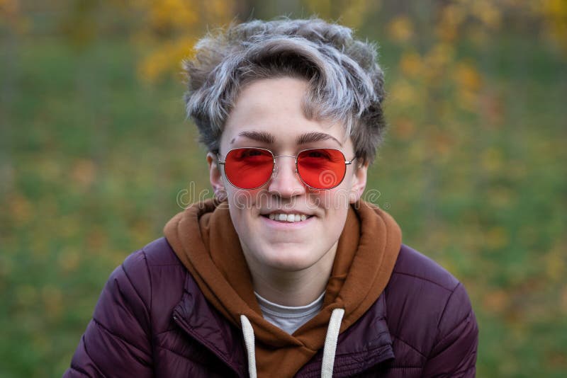 Молодая женщина с красными стекла улыбаясь рядом вверх Стоковое Фото ...