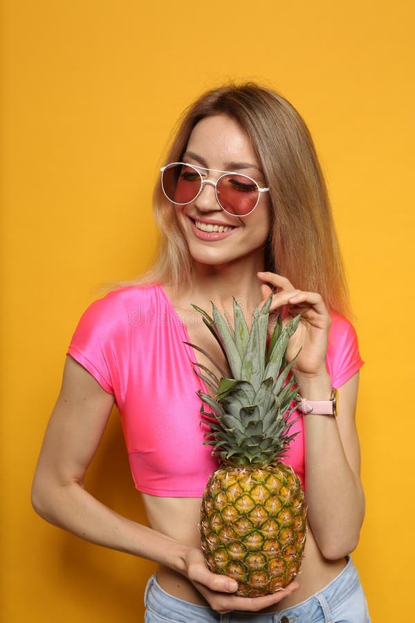 молодая женщина со свежим ананасом на желтом фоне. экзотические фрукты стоковые фотографии rf