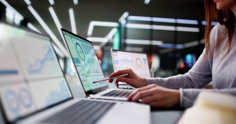 Молодая кавказка, анализирующая данные KPI для бизнеса стоковые изображения rf