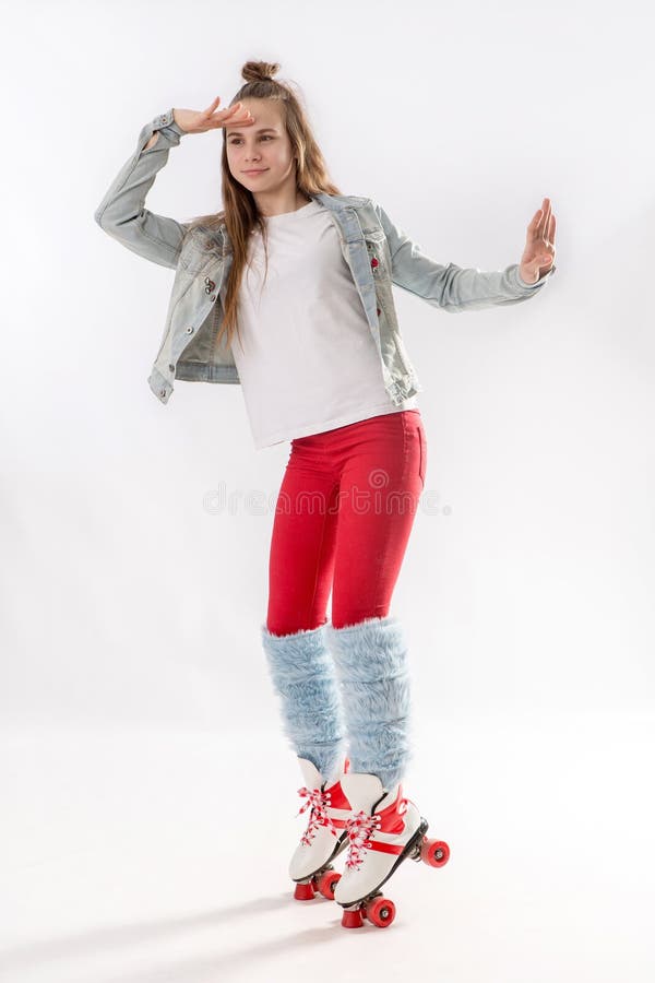 Молодая красивая девушка в sporty стильных одеждах с длинными волосами на четырехколесных роликах изолированных на предпосылке стоковые изображения rf Молодая красивая девушка в sporty стильных одеждах с длинными волосами на четырехколесных роликах изолированных на предпосылке стоковые изображения rf