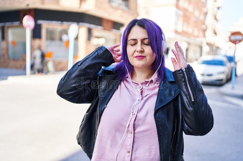 молодая красивая женщина plus size, уверенно слушающая музыку на улице стоковые изображения rf