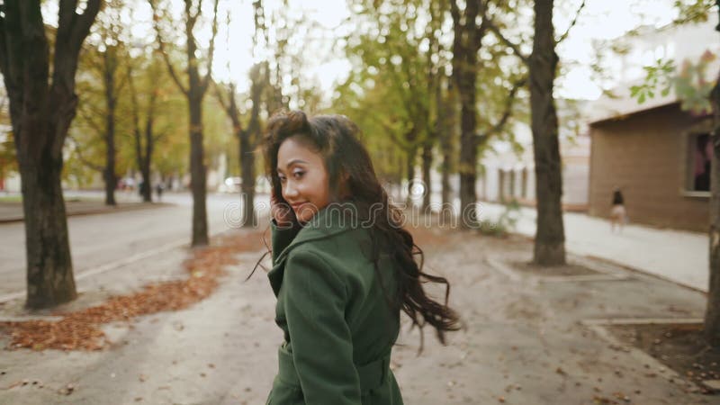 Молодая красивая женщина, идущих по улице и флирта в камере видеоматериал