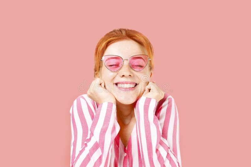 Молодая красивая женщина, привлекательный естественный redhead, показывая эмоции, выражения лица, представляя на изолированной пр стоковая фотография rf Молодая красивая женщина, привлекательный естественный redhead, показывая эмоции, выражения лица, представляя на изолированной пр стоковая фотография rf