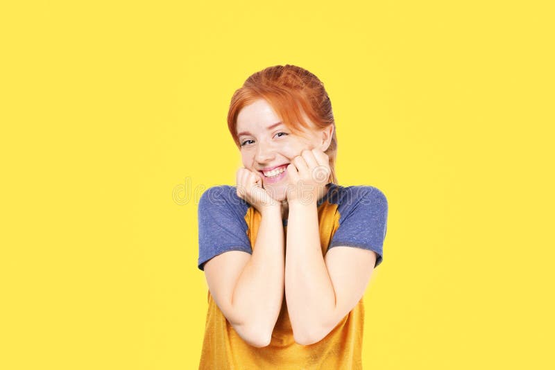 Молодая красивая женщина, привлекательный естественный redhead, показывая эмоции, выражения лица, представляя на изолированной пр стоковые изображения rf Молодая красивая женщина, привлекательный естественный redhead, показывая эмоции, выражения лица, представляя на изолированной пр стоковые изображения rf