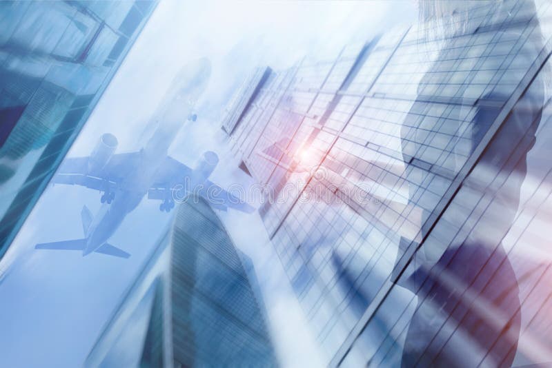 Молодая красивая женщина с портативной сенсорной панелью в руках наслаждается деловым центром взгляда предпосылка самолета смешан стоковая фотография Молодая красивая женщина с портативной сенсорной панелью в руках наслаждается деловым центром взгляда предпосылка самолета смешан стоковая фотография