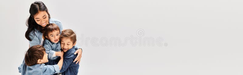 молодая мать из азии любовно обнимает стоковые фотографии rf