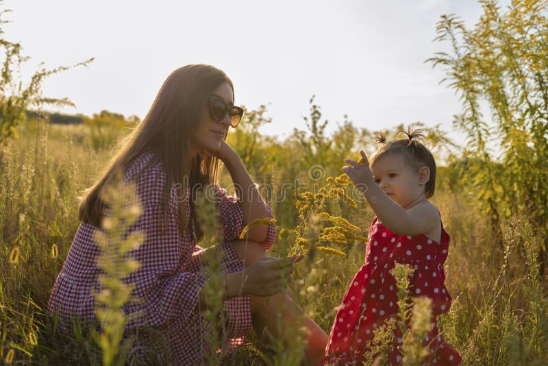 Молодая мать с ребенком в лугу стоковое фото