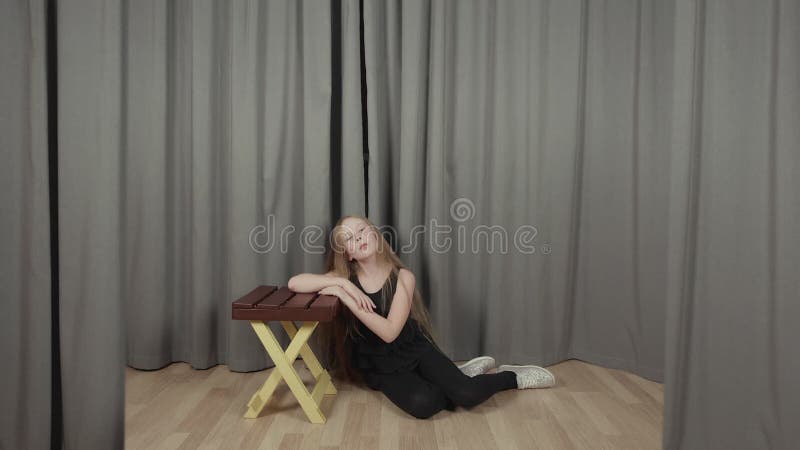 Молодая модель фото представляя на фотосессии моды в студии на серой предпосылке акции видеоматериалы