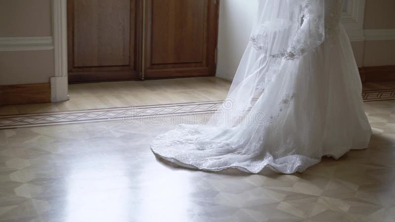 Молодая невеста идет внутри помещения
