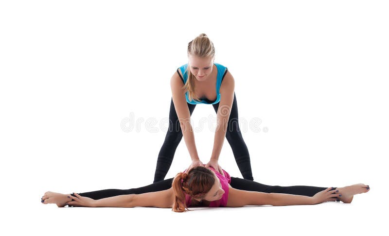 Молодая помощь тренера пригодности для asana йоги тренировки стоковые изображения