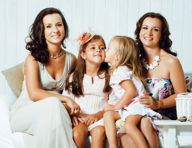 Молодая современная семья дома счастливая улыбка, образ жизни людей ...