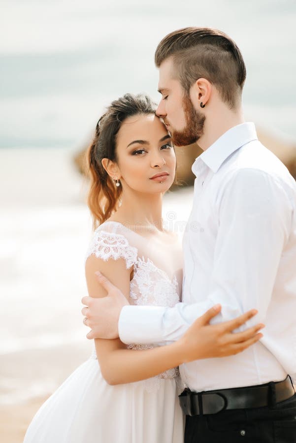 Молодой groom пар с невестой на песчаном пляже стоковые фото