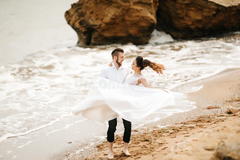Молодой groom пар с невестой на песчаном пляже стоковое изображение rf