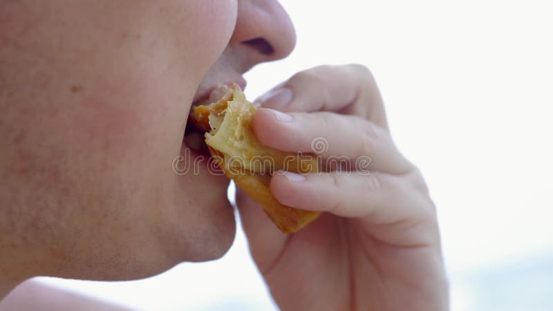 молодой красивый мужчина, который ест эмпанадский пирог на фото, портрет шеф-повара с традиционным аргентинским пирогом на открыто