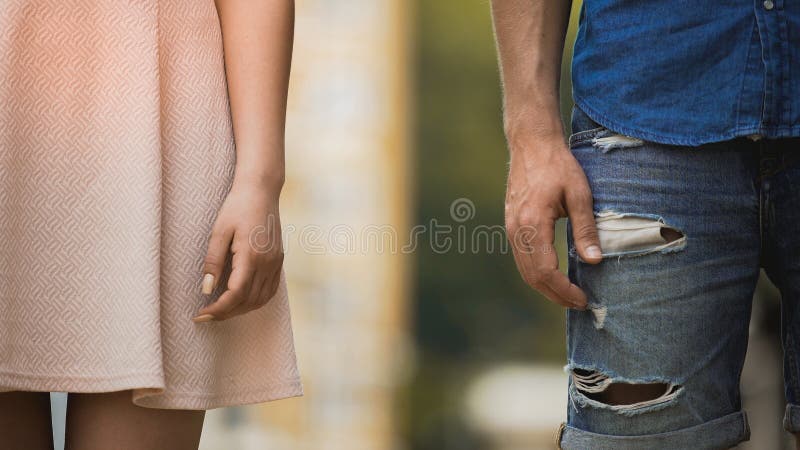 Молодой мужчина и женщина стоя рядом друг с другом, пары прекращая, крупный план стоковое фото rf Молодой мужчина и женщина стоя рядом друг с другом, пары прекращая, крупный план стоковое фото rf