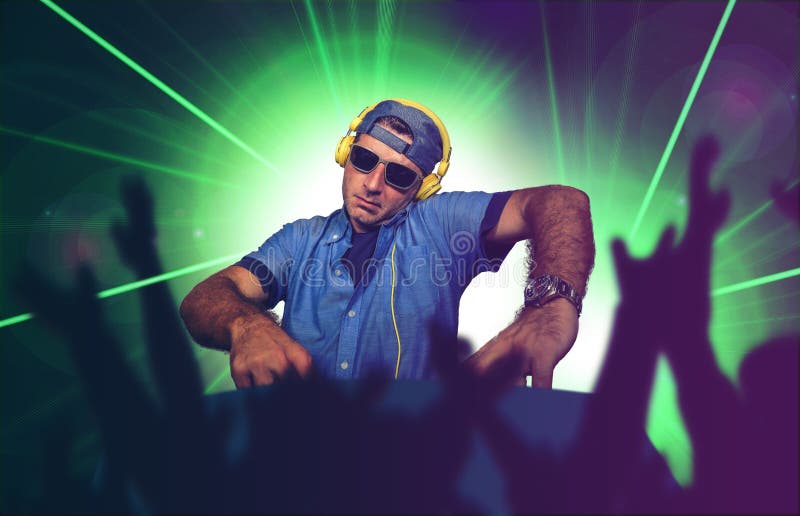 Молодой счастливый и крутой DJ играя музыку на событии партии в песнях t стоковая фотография Молодой счастливый и крутой DJ играя музыку на событии партии в песнях t стоковая фотография