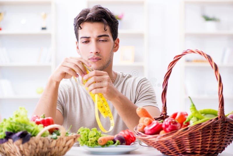 Молодой человек в здоровой есть и dieting концепции стоковое изображение rf Молодой человек в здоровой есть и dieting концепции стоковое изображение rf