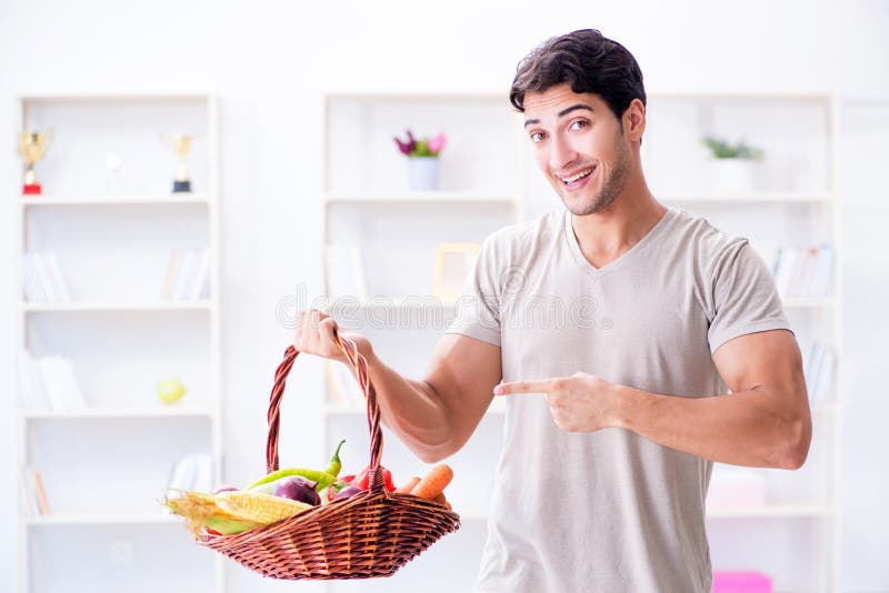 Молодой человек в здоровой есть и dieting концепции стоковые фотографии rf Молодой человек в здоровой есть и dieting концепции стоковые фотографии rf