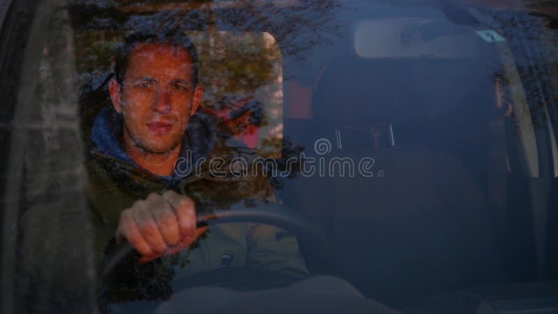 Молодой человек сидит за рулем автомобиля, развевающ его рука замедленное движение, 1920x1080, полное hd